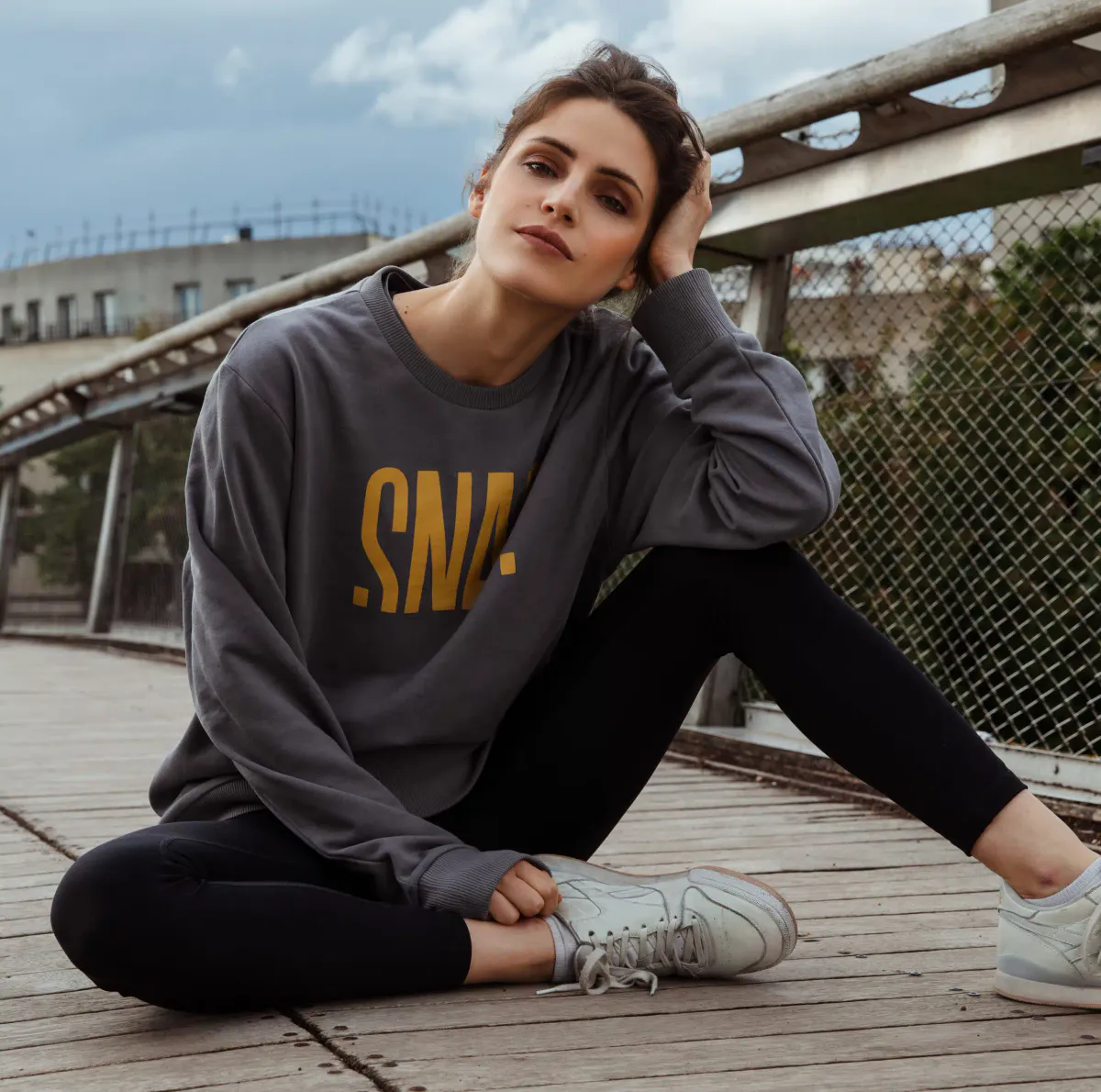 Snap Logo Sweater unisex